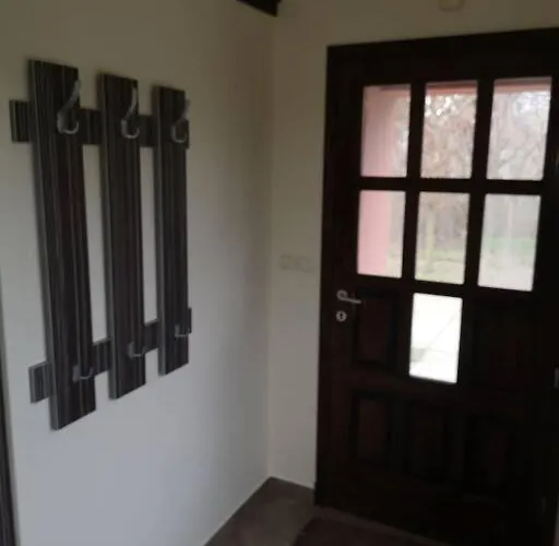 Little Nyaraló Káty