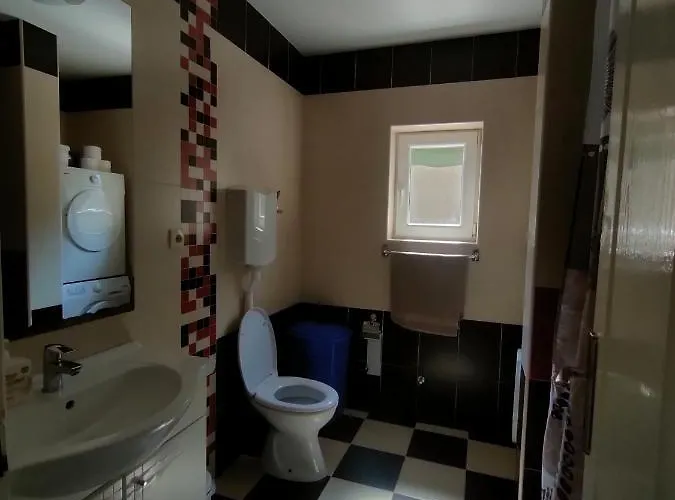 Little Nyaraló Káty