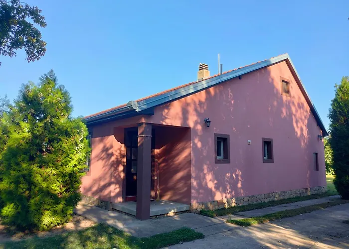 Little Nyaraló Káty