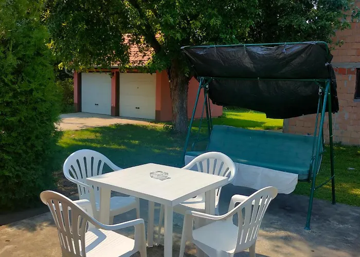 Little Nyaraló Káty