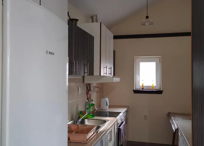 Little Nyaraló Káty