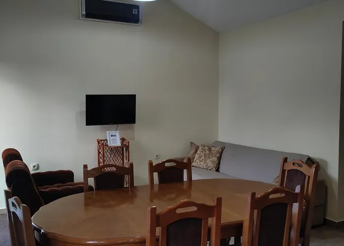 Little Nyaraló Káty